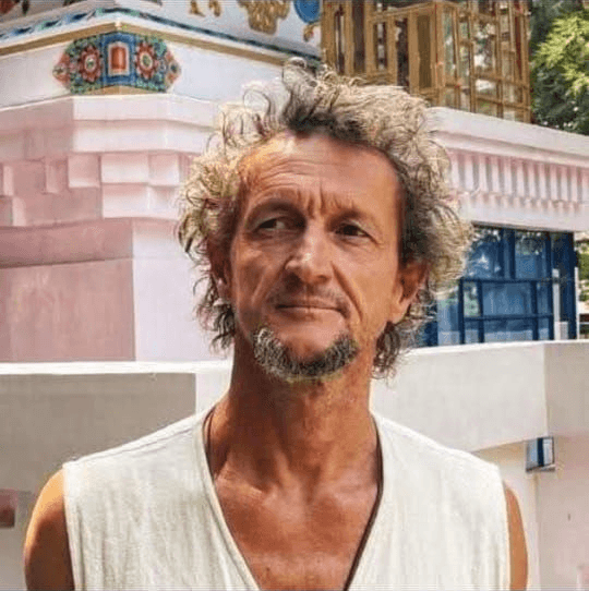 Portrait of Simone Noseda, energetic guide and therapist